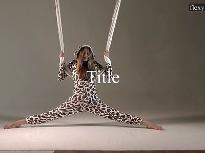 młode dobrze wyposażone nastolatki w ostrej akcji