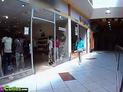 nastolatka walczy ze swoją cipką na fotelu