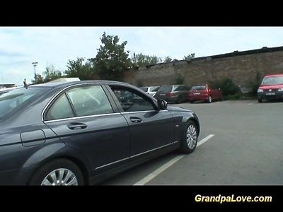 tłusta nastolatka pieści się po boskich cycach