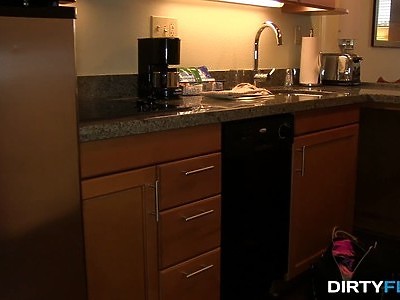 młoda gwiazdka porno z wygoloną pipką