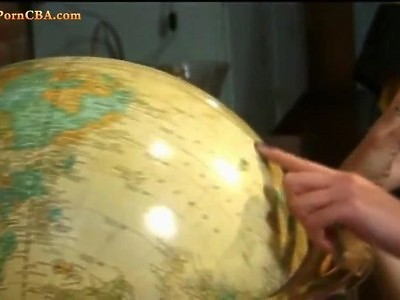 niezłą nastolatka siada na długiej zabawce