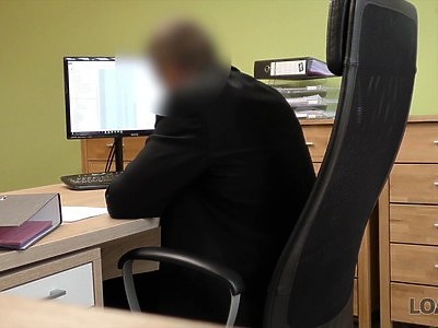 czekoladowa nastolatka palcuje się na dywanie