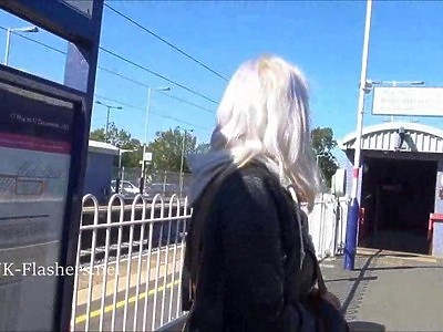 nastolatka zabawia się z niewielką lesbijką