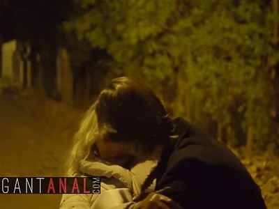 emo nastolatka masturbuje się w toalecie