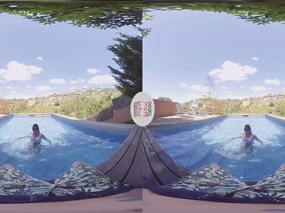 cycata amatorka pokazuje ciało