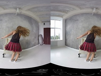 młoda brunetka fajnie ciągnie fiuta