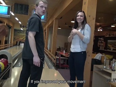 nastolatka w przeciwsłonecznych okularkach ssie nbardzo dobrze