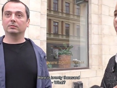 owłosiona nastolatka masuje swoją pipkę