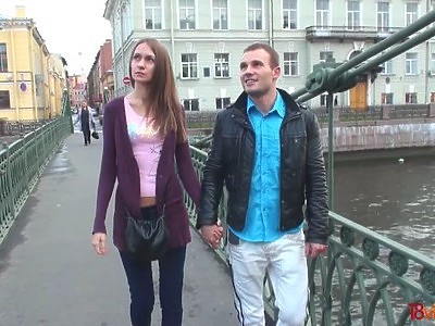 seksowna nastolatka w obcisłej spódniczce