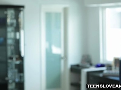 młode kurewki robią loda na plaży