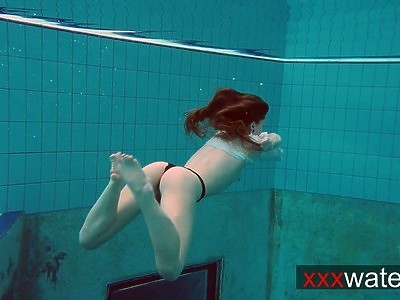 fajna nastolatka liże jej gorący biust