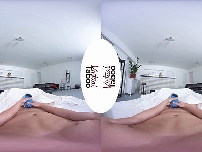 nastolatka w leginsach przed internetową kamerką