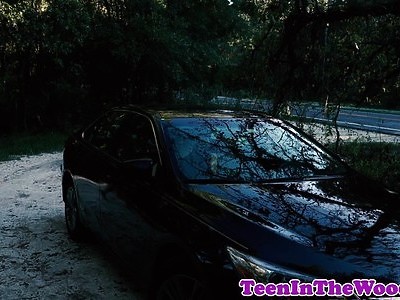 dwie nastolatki fajnie się pieszczą w salonie