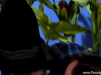 zabawia się z seksowną młodą blondyneczką