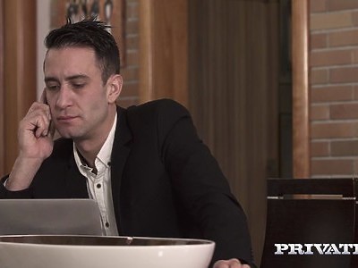 słodka nastolatka umyła włosy i klęka żeby mu obciągnąć