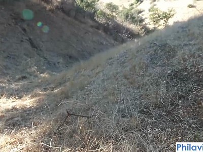 dziewica z włochatą szparą ściska swój biuścik