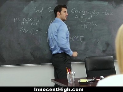 seksowna dziewica skacze na kutasie