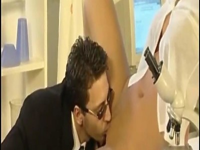 nastolatka przeżywa mocny orgazm