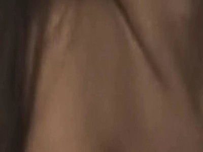 nastolatka bawi się dziurą