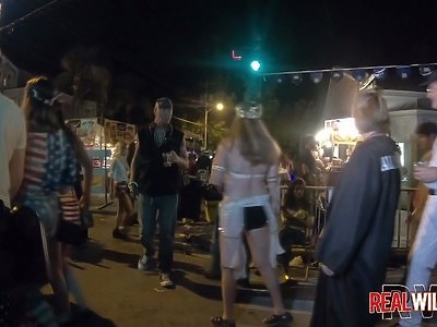 fajna dziewica pokazuje cipkę