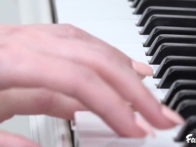 nastolatka z czerwonymi pazurkami lubi smak spermy