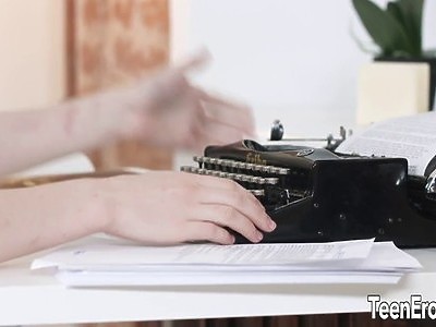 skośnooka uczennica dostaje nagrodę za oceny