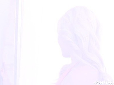 młoda babeczka ssie ogromnego członka