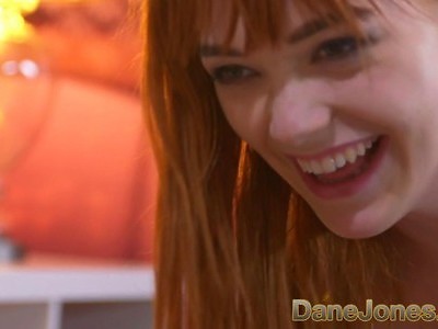 podnosi młodą piękną laseczką