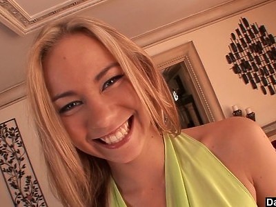 nastolatka robi lody na basenie