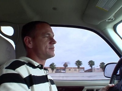 delikatna ruda nastolatka ma lizaną piczkę