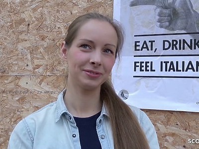 nastolatka w koronkowej bieliźnie