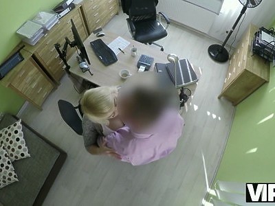 opalona nastolatka z gumowym przyjacielem