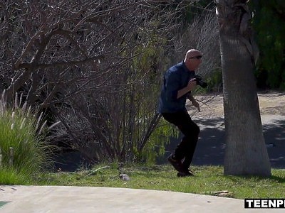 młode słodkie lesbijki na białej pościeli
