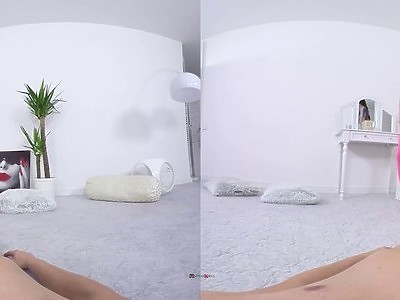 czarnowłosa nastolatka trzepie fiuta stópkami