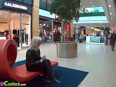 seks nastolatki w toalecie na poddaszu