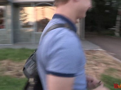 tatuś sprawdza umiejętności młodej opiekunki