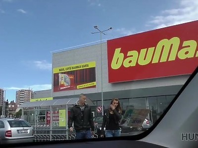 dwie nastolatki klęczą na dywaniku i obciągają fiuta