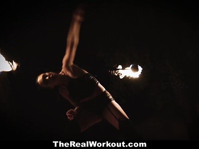 nastolatka z luźnym biustem jest posuwana w łazience