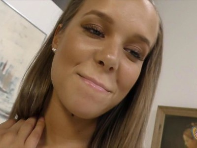 chuda nastolatka na czarnych pałach