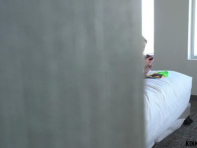 wciska swoją niewielką pałkę w amatorkę