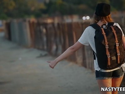 ruda nastolatka zabawia dziurki