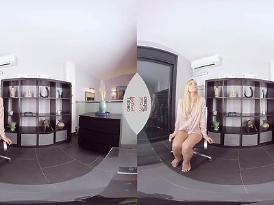 śliczna nastolatka wie że ma gorące ciałko