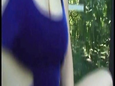 młoda rozbiera się i bawi się dziurką