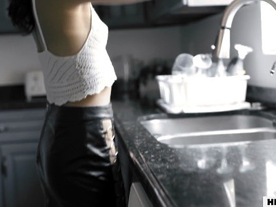 młoda z długaśnym dildo w dupie