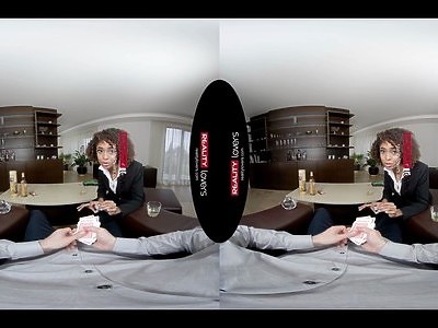 patrzy na swoją uczennicę i nie potrafi opanować podniecenia