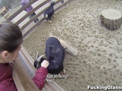 młoda szczupła w okularach ciągnie