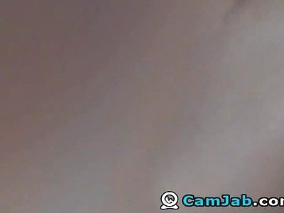 śliczna małolata rozkłada długie nogi przez perwersyjnym tatusiem