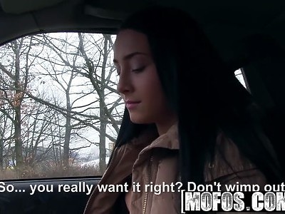 zgrabna nastolatka zapina faceta