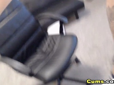 nastolatka pokazuje cycki w tramwaju