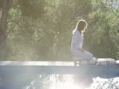 na pieska z młodą i zgrabną ślicznotką